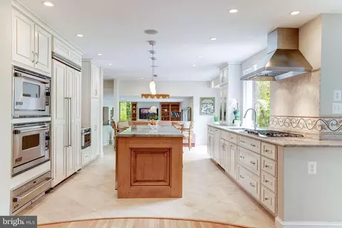 8428 Holly Leaf Dr, Mclean, VA 22102 photo 11