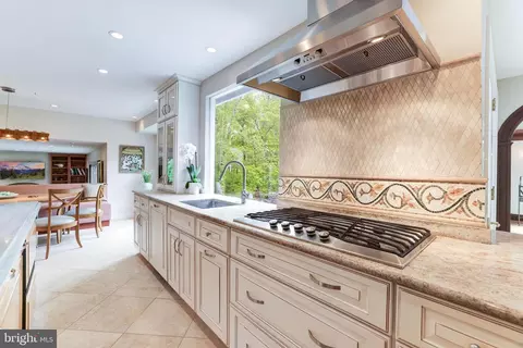8428 Holly Leaf Dr, Mclean, VA 22102 photo 10