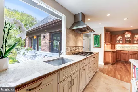 8428 Holly Leaf Dr, Mclean, VA 22102 photo 9