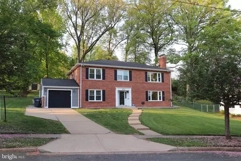 6304 Anneliese Dr, Falls Church, VA 22044