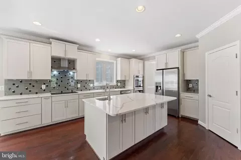 5724 Magnolia Ln, Falls Church, VA 22041