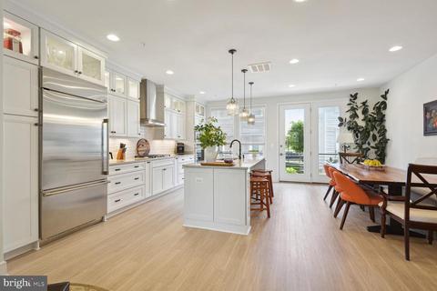 14496 Lake Vista Dr, Chantilly, VA 20151