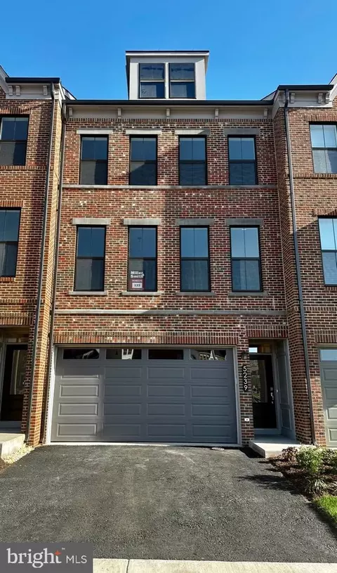 5239 Ridgeview Retreat Dr, Chantilly, VA 20151