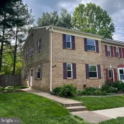 9801 Lakepointe Dr, Burke, VA 22015