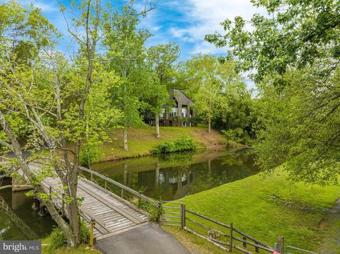 96 Interpromontory Rd, Great Falls, VA 22066