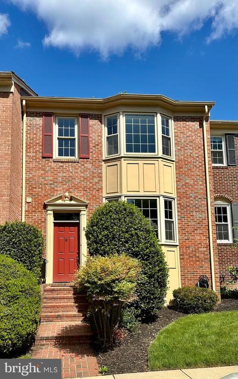 6861 Williamsburg Pond Ct, Falls Church, VA 22043