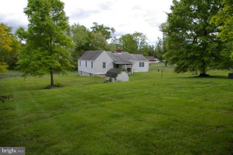 3908 Downs Dr, Chantilly, VA 20151