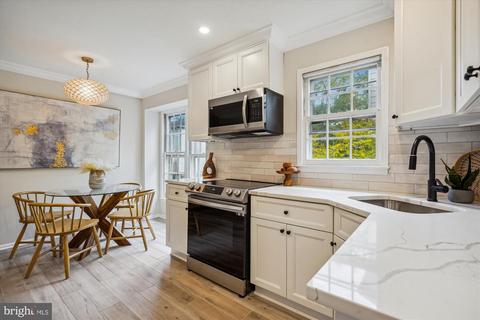 8718 Linton Ln, Alexandria, VA 22308