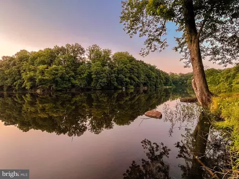 5512 Beaconsfield Ct, Burke, VA 22015 photo 4