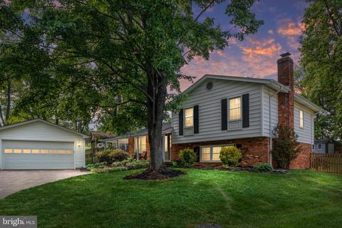 903 N Gunnell Ct, Herndon, VA 20170