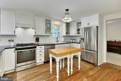 8415 Rainbow Bridge Ln, Springfield, VA 22153 photo 11