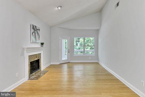 4401 Sedgehurst Dr #304, Fairfax, VA 22033