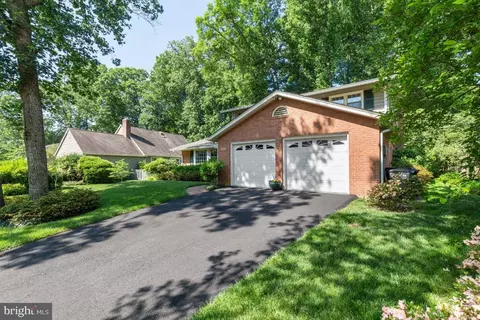 6010 Nassau Dr, Springfield, VA 22152 photo 2