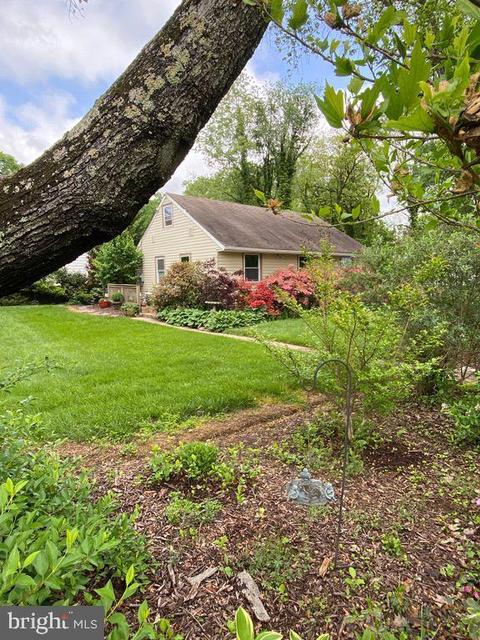 2127 Pimmit Dr, Falls Church, VA 22043