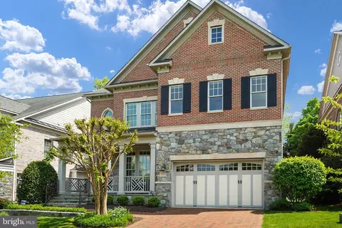 6821 Stockwell Manor Dr, Falls Church, VA 22043