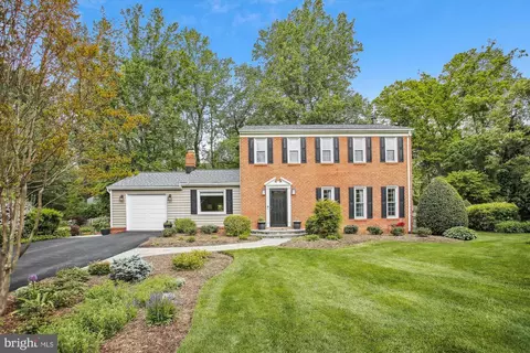 10396 Adel Rd, Oakton, VA 22124