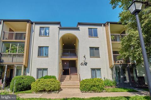 617 Center St #204, Herndon, VA 20170