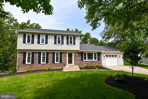 2231 Loch Lomond Dr, Vienna, VA 22181