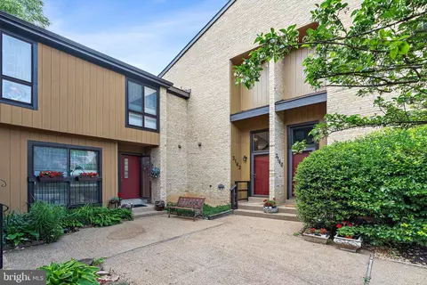 3162 Readsborough Ct, Fairfax, VA 22031