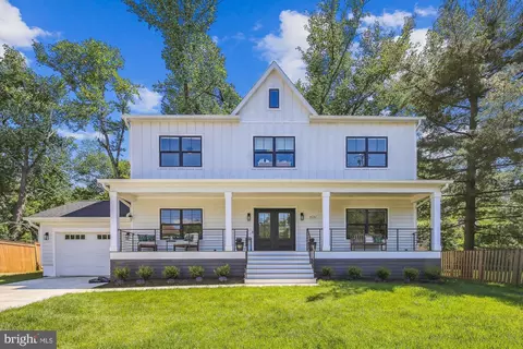 606 Gibson Dr SW, Vienna, VA 22180