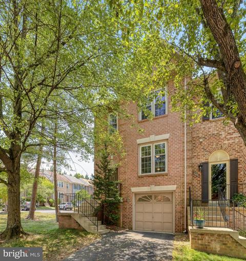 7218 Gentian Ct, Springfield, VA 22152 photo 2