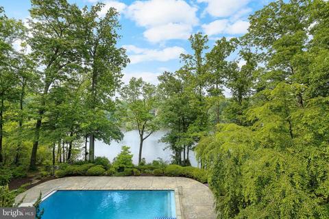 6318 Crosswoods Cir, Falls Church, VA 22044