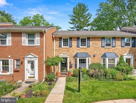 247 Commons Dr NW, Vienna, VA 22180