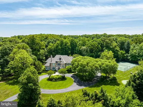 10445 New Ascot Dr, Great Falls, VA 22066