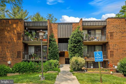4400 Island Pl #102, Annandale, VA 22003