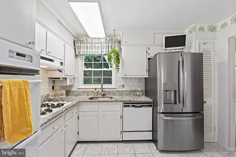 6702 Greenview Ln, Springfield, VA 22152 photo 17