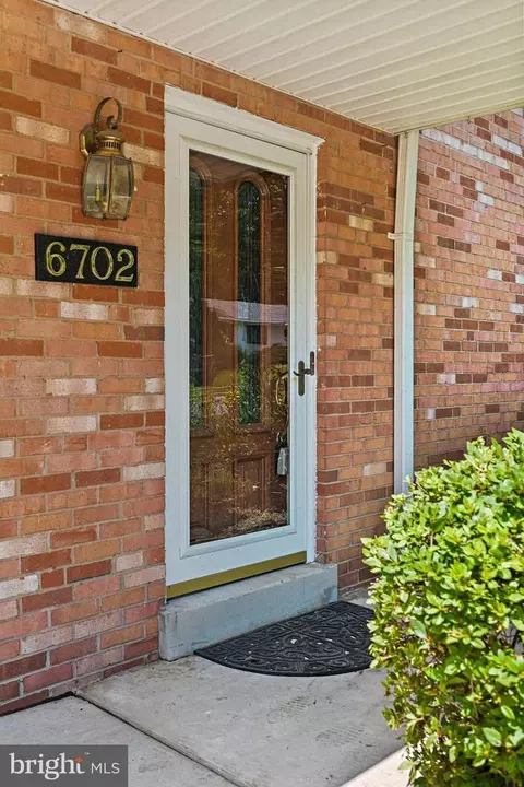 6702 Greenview Ln, Springfield, VA 22152 photo 3
