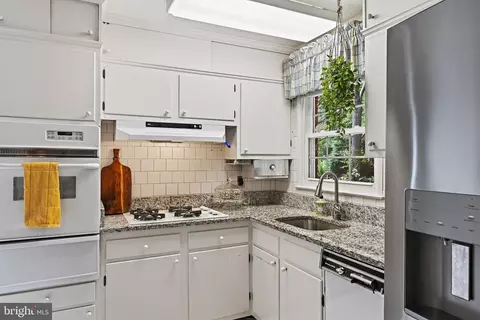 6702 Greenview Ln, Springfield, VA 22152 photo 18