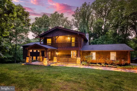 11318 Beach Mill Rd, Great Falls, VA 22066