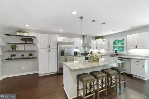 7179 Lake Cove Dr, Alexandria, VA 22315