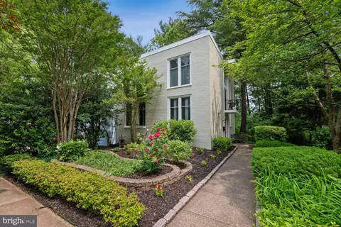 1648 Wainwright Dr, Reston, VA 20190
