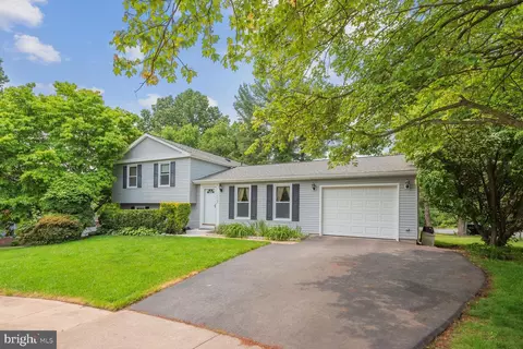 12965 Pinecrest View Ct, Herndon, VA 20171