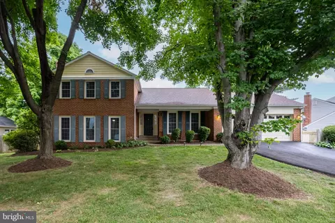 9314 Robnel Pl, Vienna, VA 22182