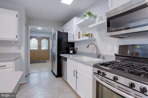 8104 Edinburgh Dr, Springfield, VA 22153 photo 17