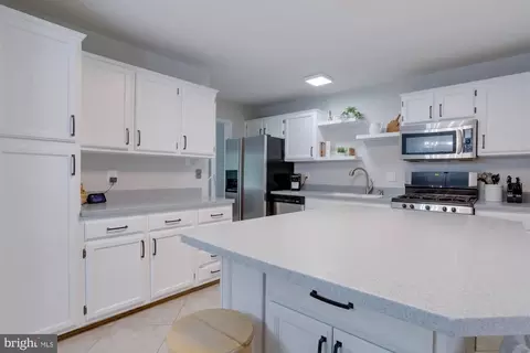 8104 Edinburgh Dr, Springfield, VA 22153 photo 3