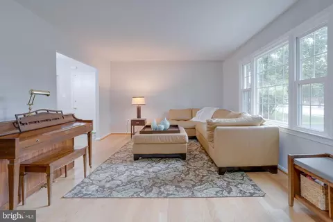 8104 Edinburgh Dr, Springfield, VA 22153 photo 9