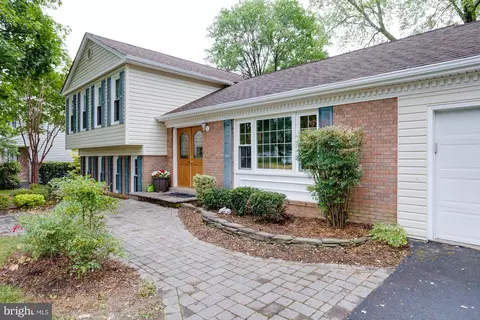 8104 Edinburgh Dr, Springfield, VA 22153 photo 2