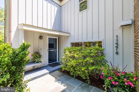 11374 Links Dr, Reston, VA 20190