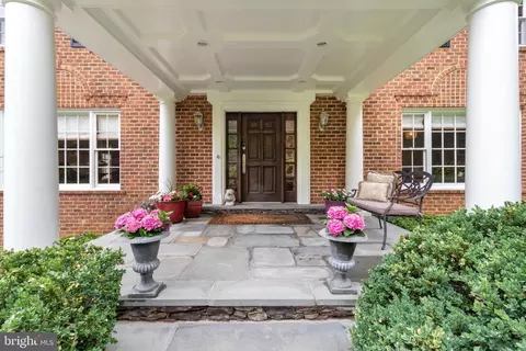 8618 Brook Rd, Mclean, VA 22102 photo 2