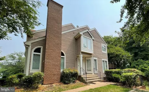 1038 Trevino Ln, Herndon, VA 20170