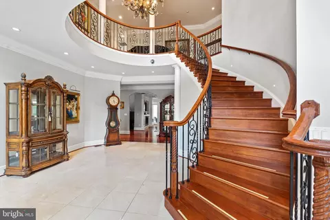 8925 Brook Rd, Mclean, VA 22102 photo 12