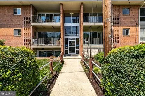 3706 N Rosser St #204, Alexandria, VA 22311