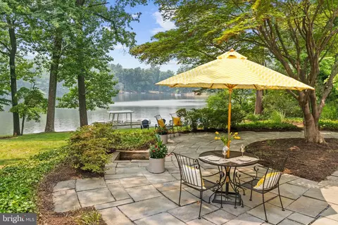 6316 Lakeview Dr, Falls Church, VA 22041
