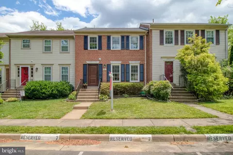 2821 Knollside Ln, Vienna, VA 22180