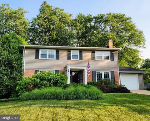 8813 Higdon Dr, Vienna, VA 22182