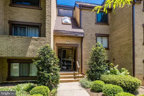 1631 Parkcrest Cir #8B/101, Reston, VA 20190